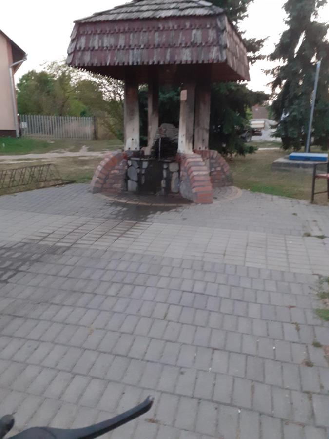 Borostyán Vendégház Tiszaug Extérieur photo